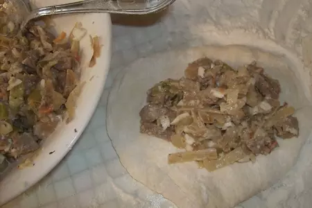 Мини-кулебяки с индейкой и тушенной капустой: шаг 4
