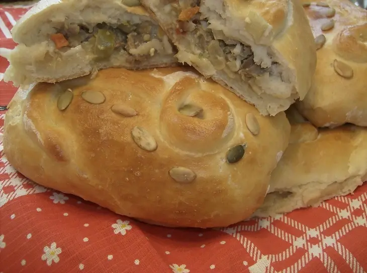 Мини-кулебяки с индейкой и тушенной капустой: шаг 7