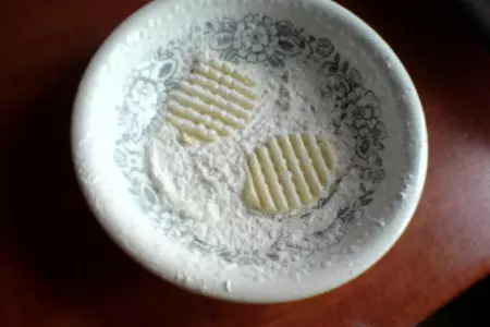 Картошечка в муке: шаг 1