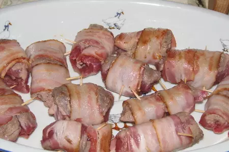 Мясные рулетики в беконе с аппетитным салатом: шаг 1