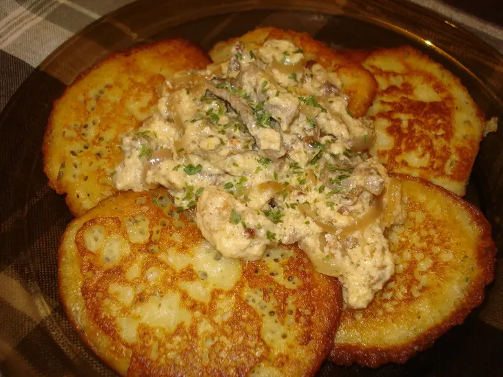 Заварные картофельные оладьи с мясным соусом"мачанка": шаг 2