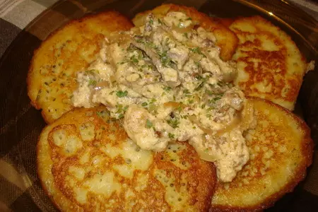 Заварные картофельные оладьи с мясным соусом"мачанка": шаг 2