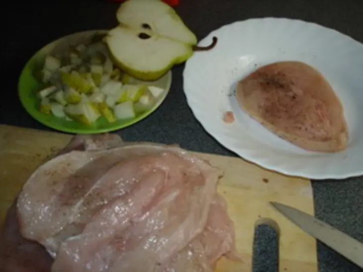 Куриные рулеты с грушей и голубым сыром: шаг 1