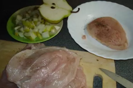 Куриные рулеты с грушей и голубым сыром: шаг 1
