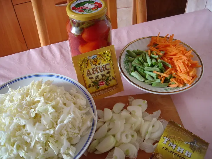Капуста тушеная с зеленой фасолью и оливками.: шаг 1