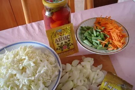 Капуста тушеная с зеленой фасолью и оливками.: шаг 1