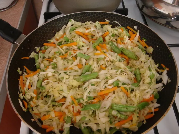 Капуста тушеная с зеленой фасолью и оливками.: шаг 2