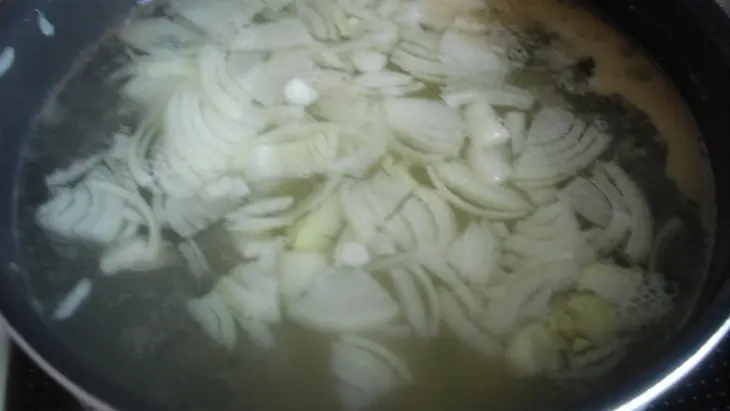 Суп рыбный "bychki v tomate": шаг 2