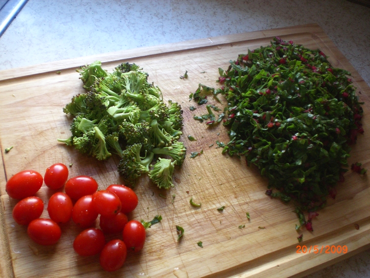 Фритата со свекольной ботвой,брокколи и помидорами черри или  вкусный овощной омлет: шаг 1