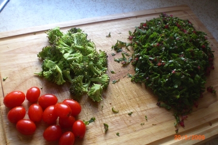 Фритата со свекольной ботвой,брокколи и помидорами черри или  вкусный овощной омлет: шаг 1