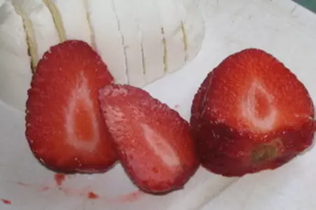 Салат из клубники с моцареллой и медом: шаг 3