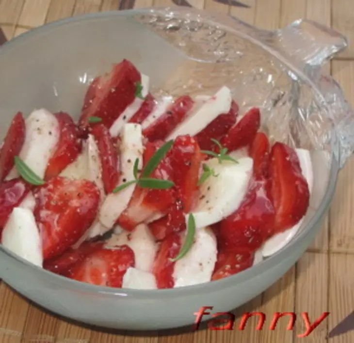 Салат из клубники с моцареллой и медом: шаг 4