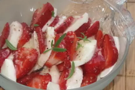 Салат из клубники с моцареллой и медом: шаг 4
