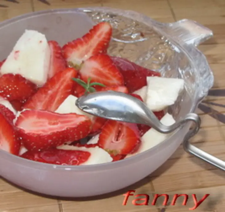 Салат из клубники с моцареллой и медом: шаг 5