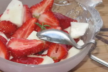 Салат из клубники с моцареллой и медом: шаг 5