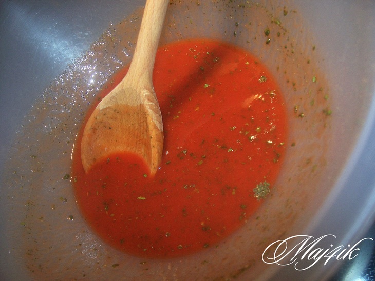 Нежные и пикантные томатные булочки (на томатном соке): шаг 1