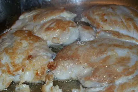 Куриные грудки под огуречным соусом.: шаг 1