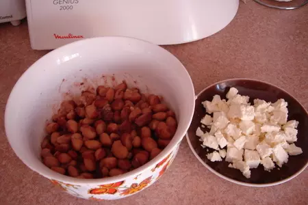 Салат пикантный  из фасоли с брынзой: шаг 1