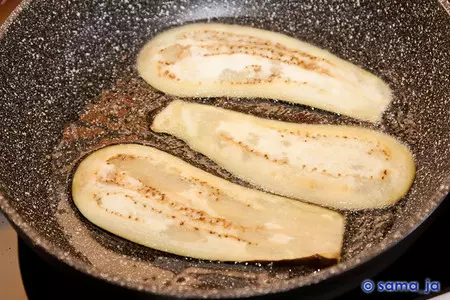 Роллы из баклажанов с курицей и спагетти: шаг 3