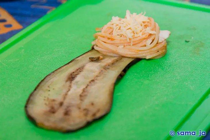 Роллы из баклажанов с курицей и спагетти: шаг 8