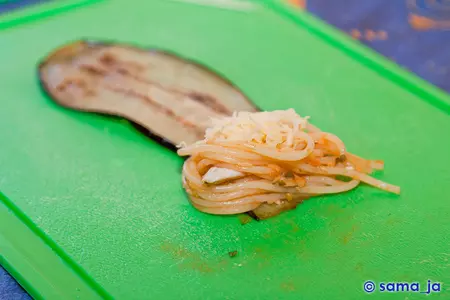 Роллы из баклажанов с курицей и спагетти: шаг 9