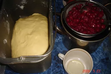 Булочки с вишней: шаг 2