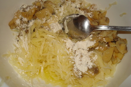Картофельные оладьи с грибами: шаг 1
