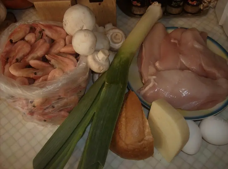 Куриный рулет, фаршированный креветками: шаг 1