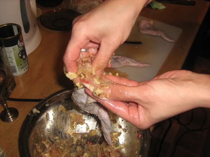 Фаршированные крылья кур: шаг 3