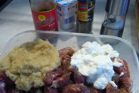 Мясные смужки (полосочки) в луково-йогуртовой оболочке с соусом „три сыра“: шаг 1