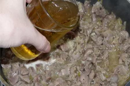 Куриные желудки в пиве.: шаг 4