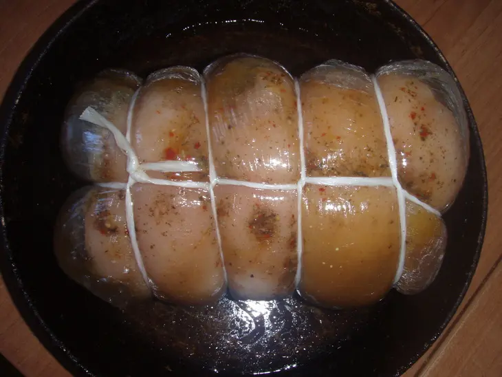 Рулет из  грудинки с мясной начинкой: шаг 1