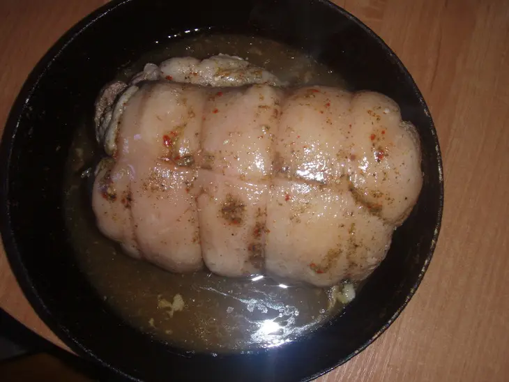 Рулет из  грудинки с мясной начинкой: шаг 3