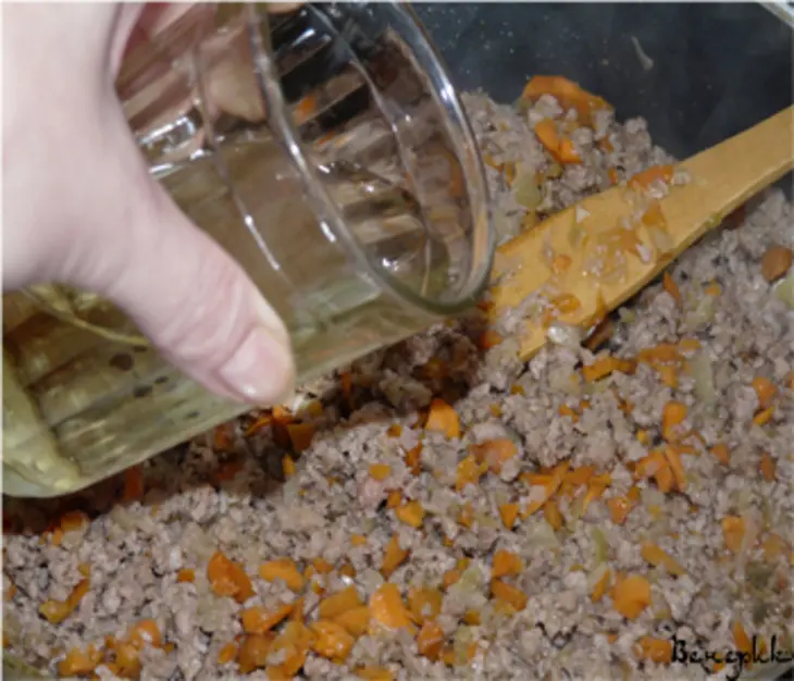 Мясные тефтели по-итальянски, со шпинатом и сыром, под соусом "болоньез".: шаг 1