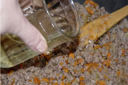 Мясные тефтели по-итальянски, со шпинатом и сыром, под соусом "болоньез".: шаг 1
