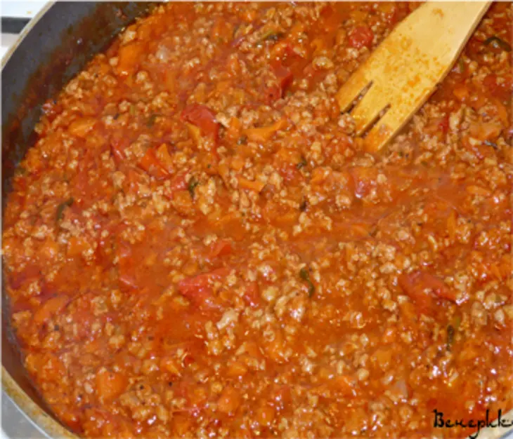 Мясные тефтели по-итальянски, со шпинатом и сыром, под соусом "болоньез".: шаг 3