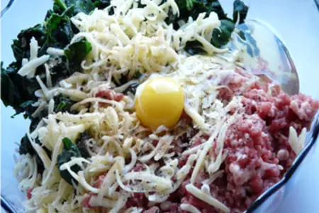 Мясные тефтели по-итальянски, со шпинатом и сыром, под соусом "болоньез".: шаг 5