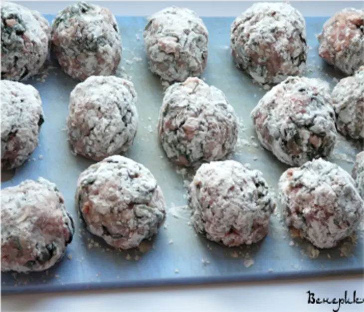 Мясные тефтели по-итальянски, со шпинатом и сыром, под соусом "болоньез".: шаг 6