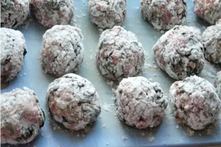 Мясные тефтели по-итальянски, со шпинатом и сыром, под соусом "болоньез".: шаг 6