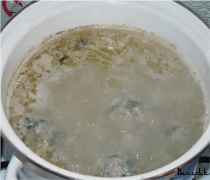 Мясные тефтели по-итальянски, со шпинатом и сыром, под соусом "болоньез".: шаг 8