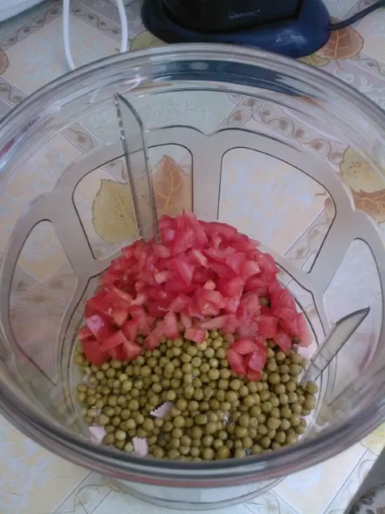 Простой салат с бантиками приготовленный с помощью mr.marinator(не для оценки).: шаг 3