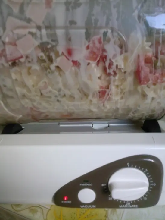 Простой салат с бантиками приготовленный с помощью mr.marinator(не для оценки).: шаг 4