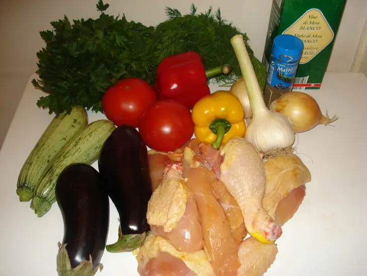 Петух с овощами на подушке из  фетуччини: шаг 1