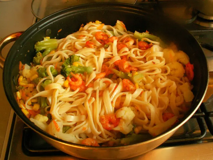 Лапша с овощами и креветками: шаг 6