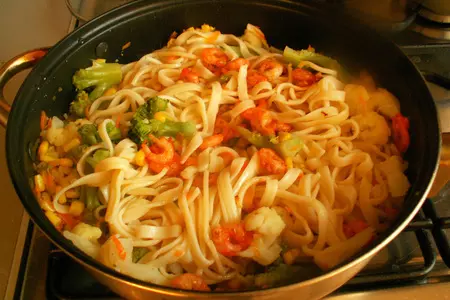 Лапша с овощами и креветками: шаг 6