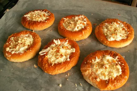 Ленивые ватрушки с орехами: шаг 4