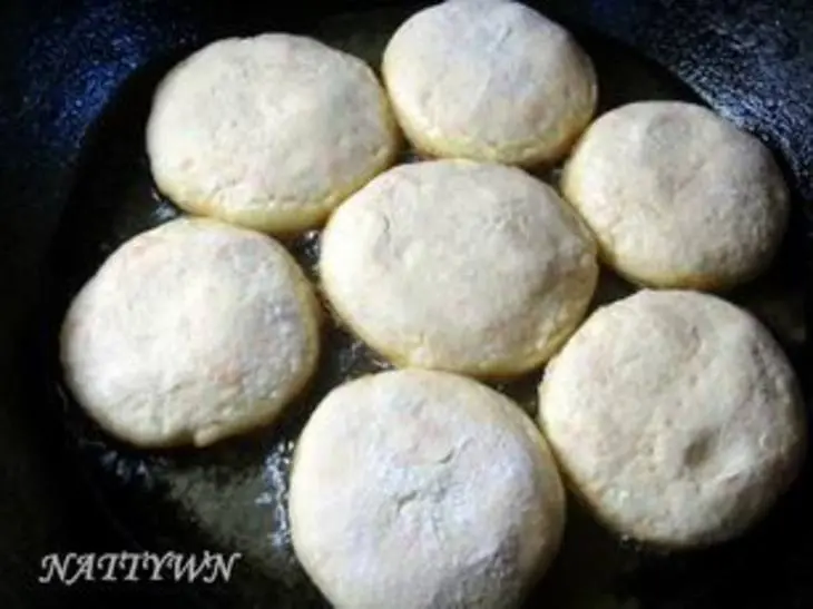 Необычные сырники с шоколадом и малиновым соусом на завтрак.: шаг 6
