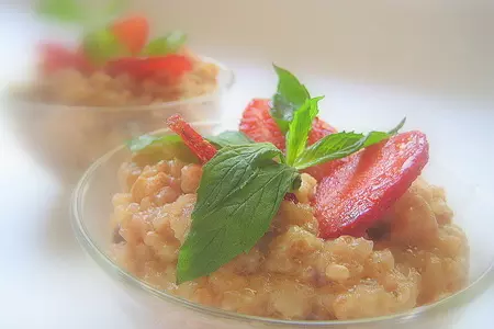 Каша с печеньем и клубникой.: шаг 1