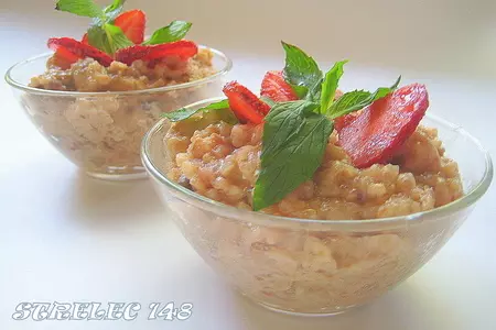 Каша с печеньем и клубникой.: шаг 3