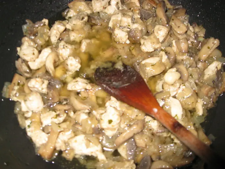 Пельмени с грибами и мясом в глечиках: шаг 3
